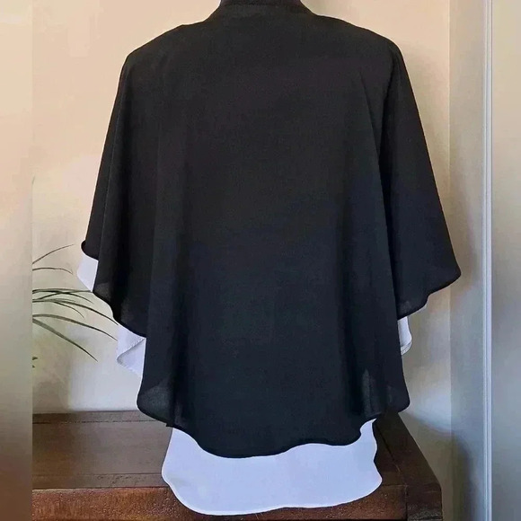 ❤ Beautiful Flowy Nygard Blouse  Small Black White Top - Picture 4 of 11